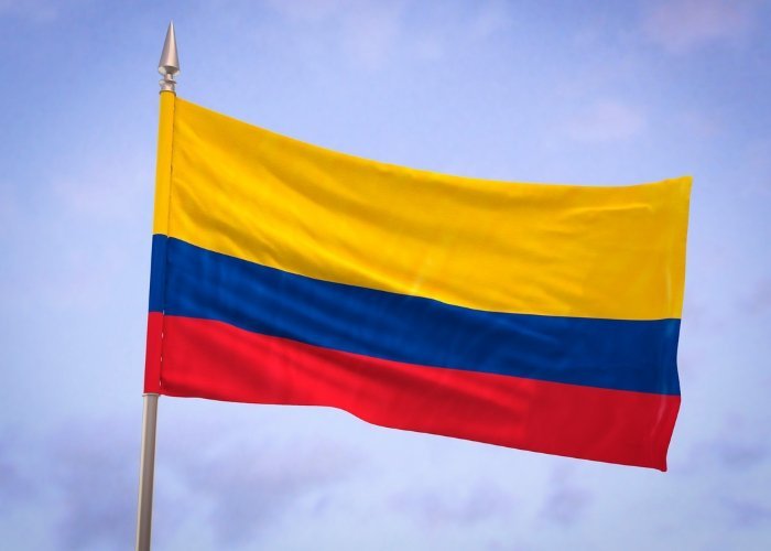 Voluntários evangélicos auxiliam vítimas de inundações históricas na Colômbia.