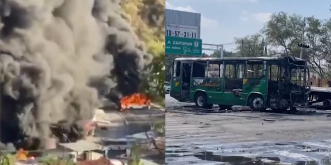 Rua de cidade mexicana com igreja em primeiro plano e veículos em chamas ao fundo após ataques de cartel.