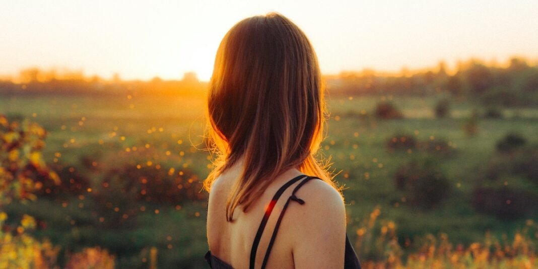 Pessoa em momento de reflexão e oração durante o jejum.