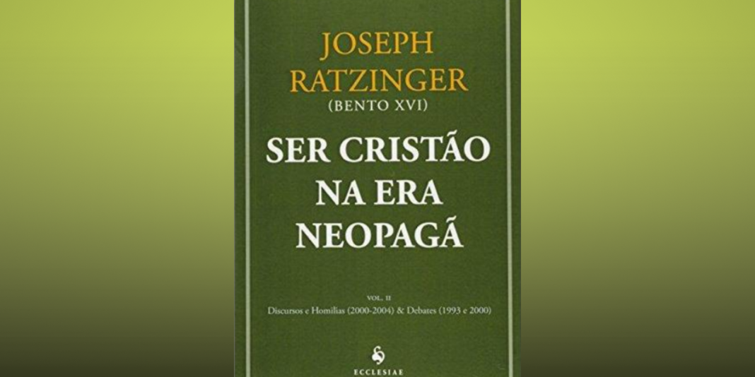 Cardeal idoso refletindo sobre um livro antigo em uma biblioteca, simbolizando a profundidade teológica.