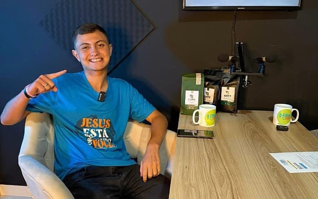 Jovem com projeto de café para missões
