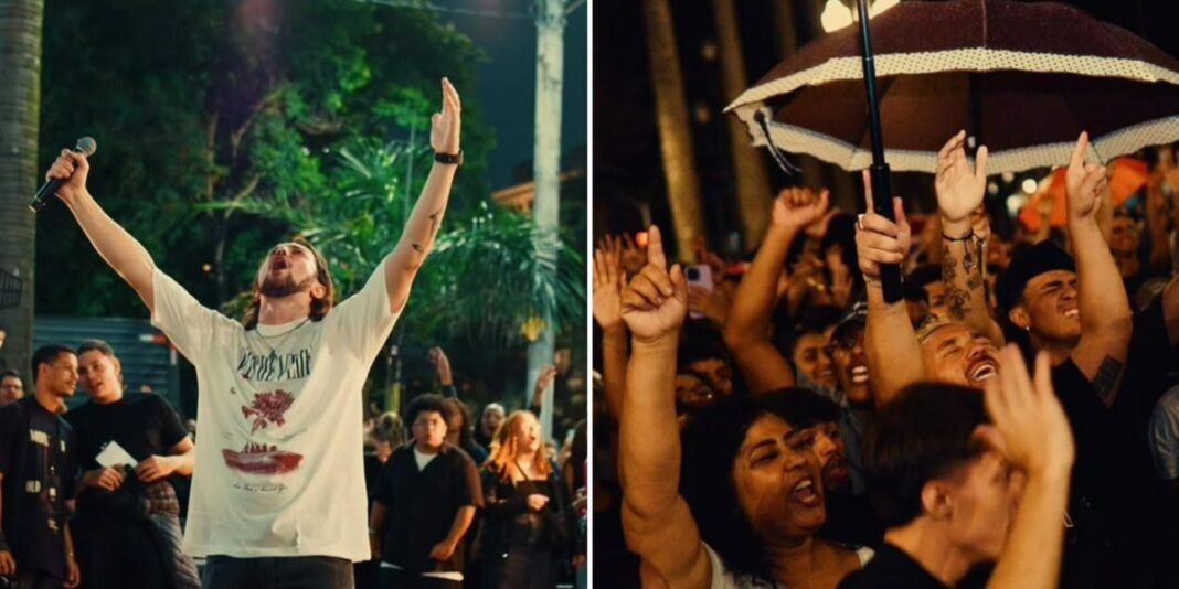Centenas de jovens adorando Jesus sob chuva na Praça da Sé em evento evangelístico