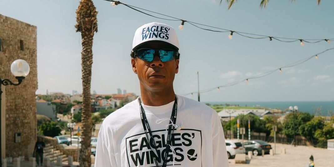 Adlin Rodrigues olhando para o céu com esperança, após experiência divina.