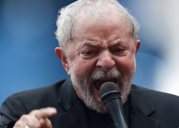 Presidente Lula discursando em evento político do PT em Salvador