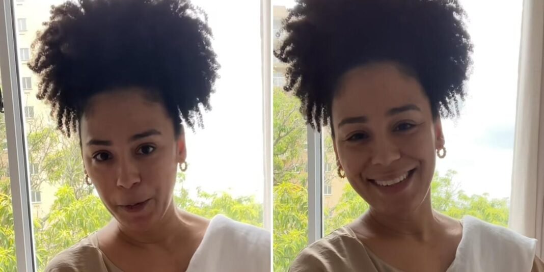 Mãe conversando com filha sobre princípios cristãos em casa.