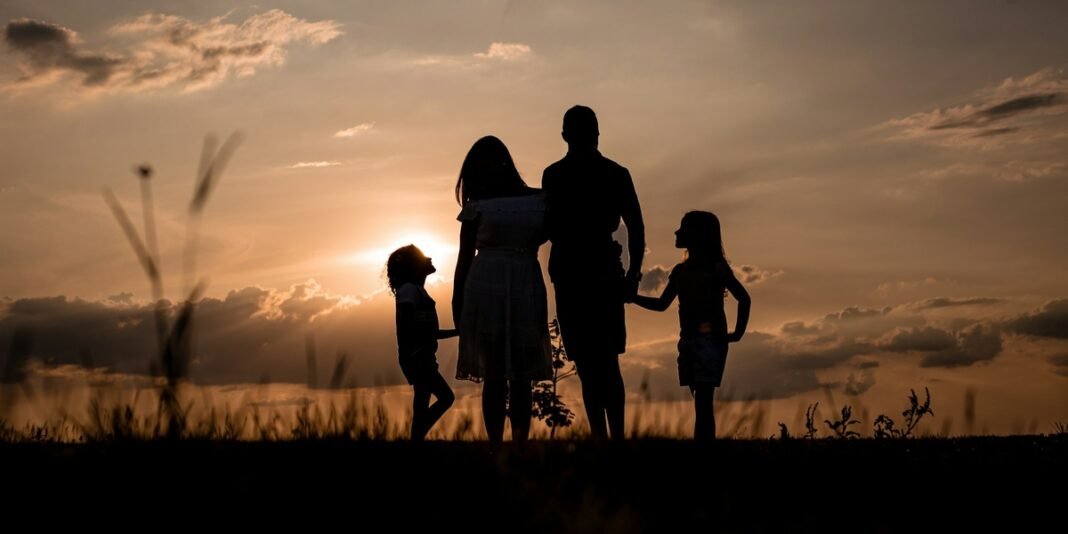 Pais demonstrando afeto e compreensão com seu filho em um ambiente familiar realista.