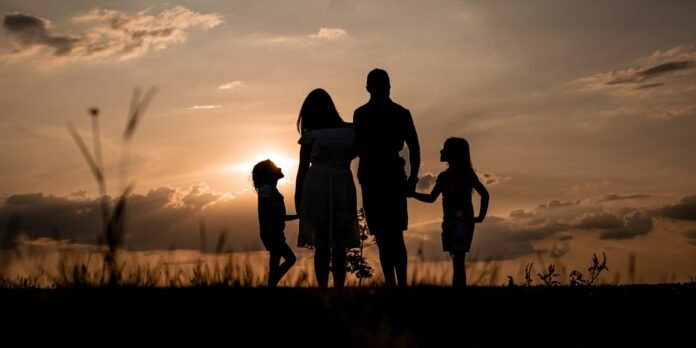 Pais demonstrando afeto e compreensão com seu filho em um ambiente familiar realista.