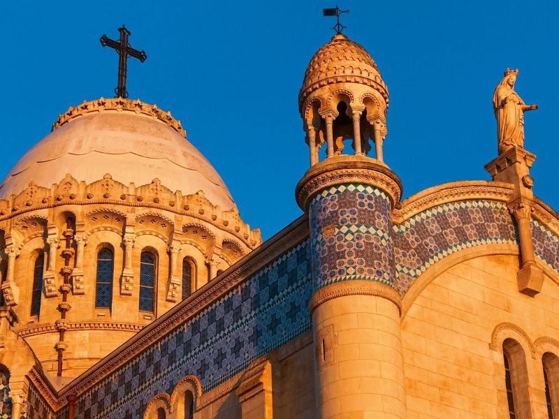 Comunidade cristã argelina reunida em oração, demonstrando esperança em meio a desafios.
