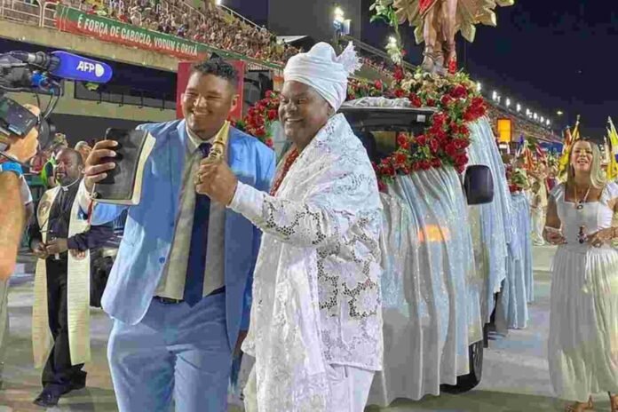 Pastor evangélico orando durante ensaio de carnaval na Sapucaí, no Rio de Janeiro.