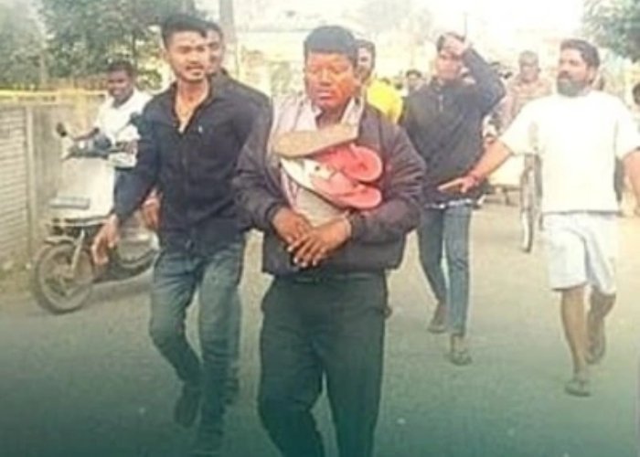 Pastor indiano Bipin Bihari Naik com o rosto machucado após agressão