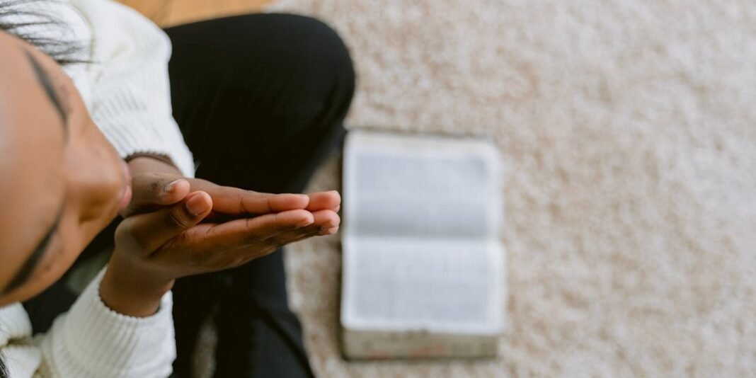 Pastor Joel Engel com um livro aberto em mãos, demonstrando serenidade e inspiração.