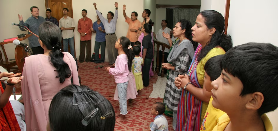 Cristãos em Bangladesh participam de culto doméstico em meio a perseguição.
