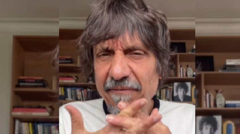 Distintivo da Polícia Civil em foco com objetos relacionados a investigação ao fundo