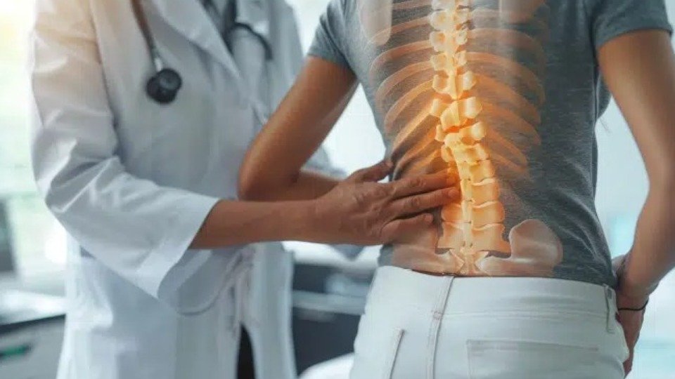 Pesquisadora em laboratório estudando a polilaminina