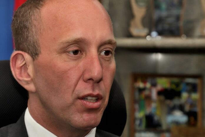 Prédio governamental com iluminação dramática, simbolizando investigação de corrupção.