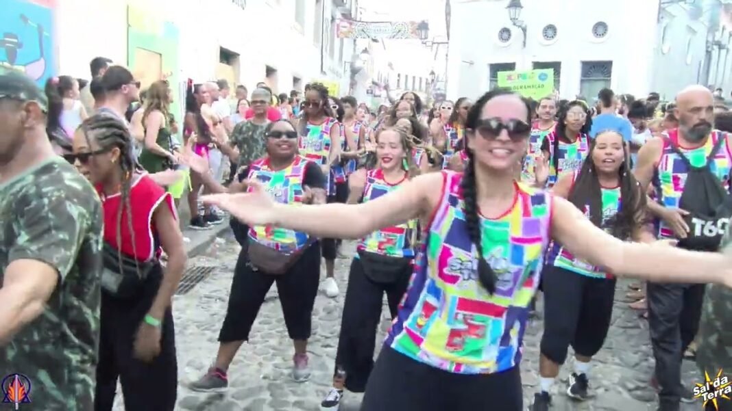 Bloco Sal da Terra com a banda Christafari durante o Impacto de Carnaval em Salvador
