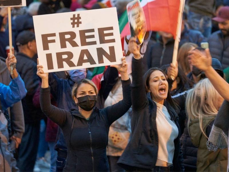 Cristãos iranianos reunidos secretamente para um culto em local sombrio.