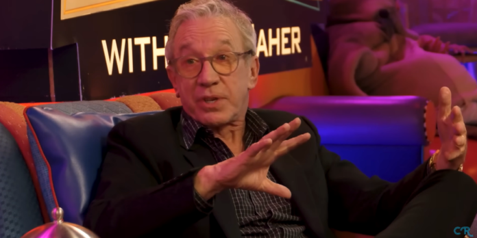 Tim Allen lendo a Bíblia em sua casa