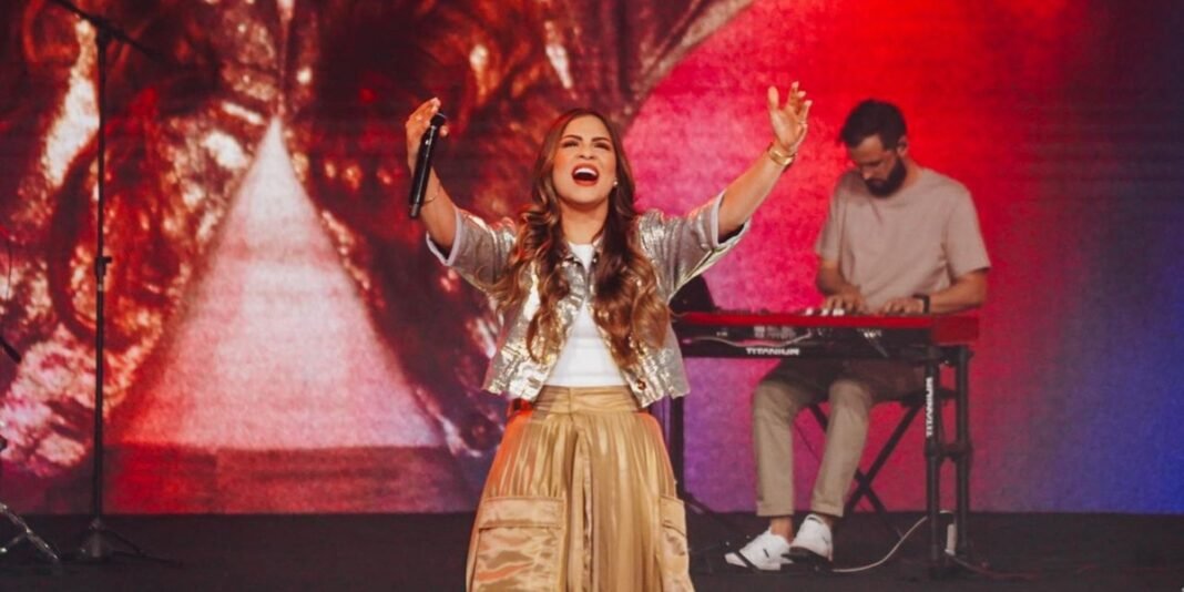 Valesca Mayssa cantando durante gravação de DVD com participações especiais