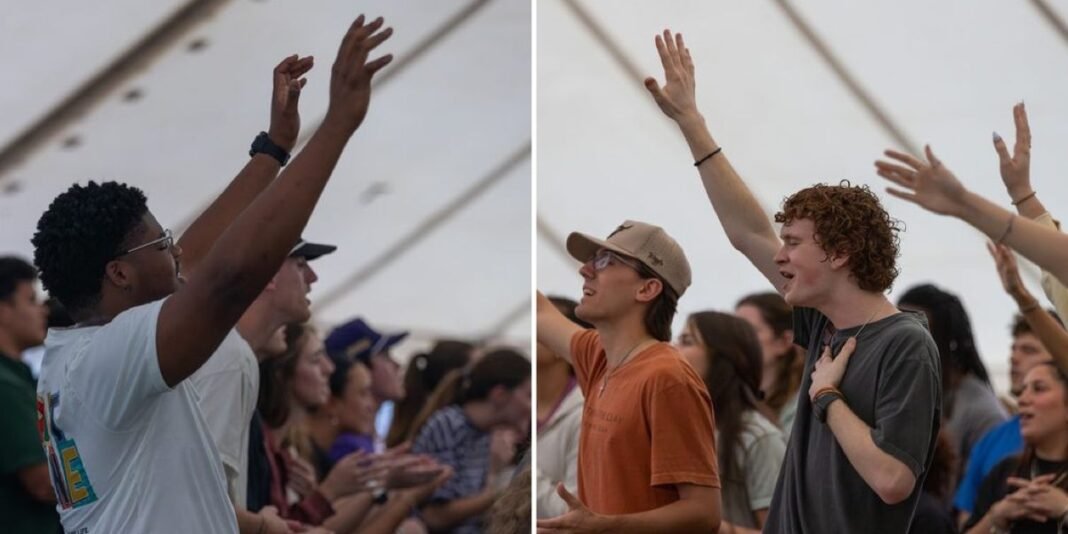 Estudantes em momento de reflexão e oração durante evento religioso em universidade cristã no Texas.