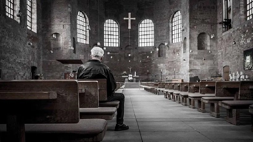 Fachada de igreja na Alemanha com pouca movimentação de fiéis.