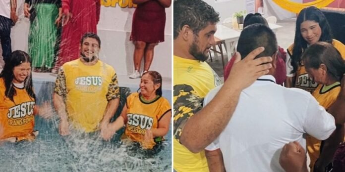 Família celebra novos começos com batismo e conversão na Amazônia Mãe e filha sendo batizadas em um culto religioso na Amazônia com familiares e comunidade presentes