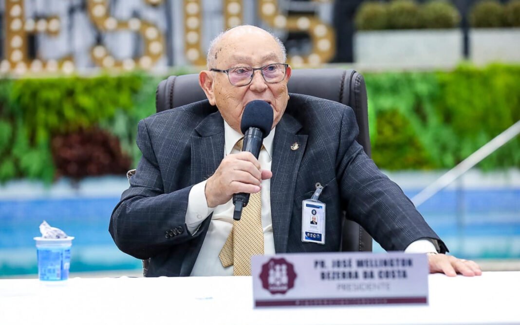 Voluntários da igreja com crianças e adolescentes, enfatizando segurança e verificação de antecedentes.