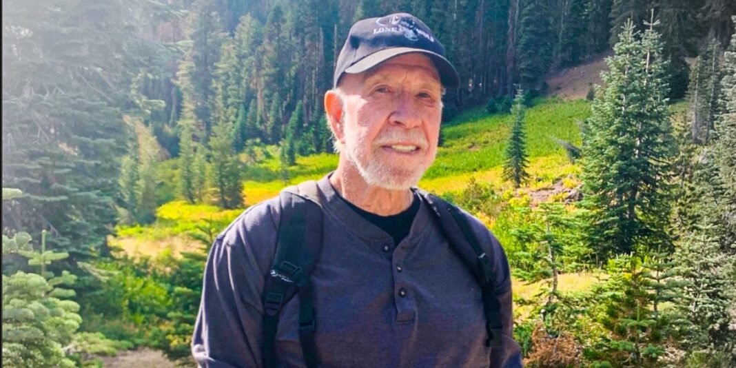 Chuck Norris em pose de luta