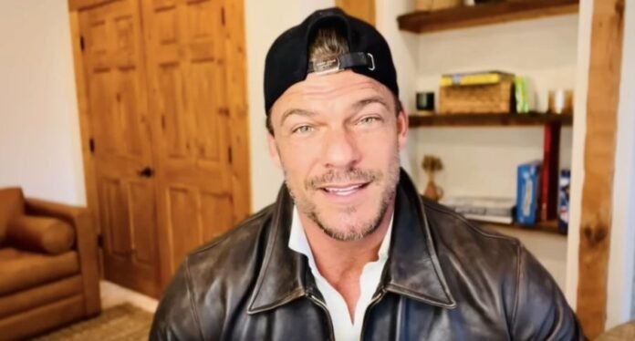 Alan Ritchson, ator da série Reacher, após ter acusações de agressão descartadas