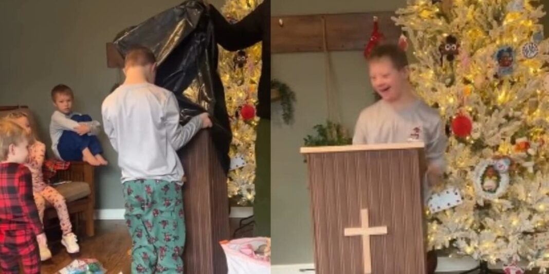Menino com Síndrome de Down feliz ao receber um mini púlpito de presente.