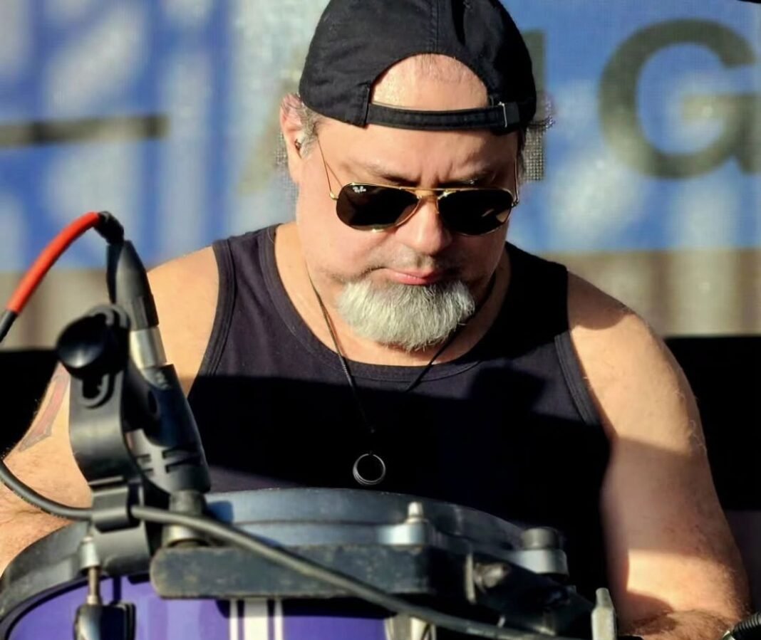 Geraldo Abdo, baterista, em um estúdio de música