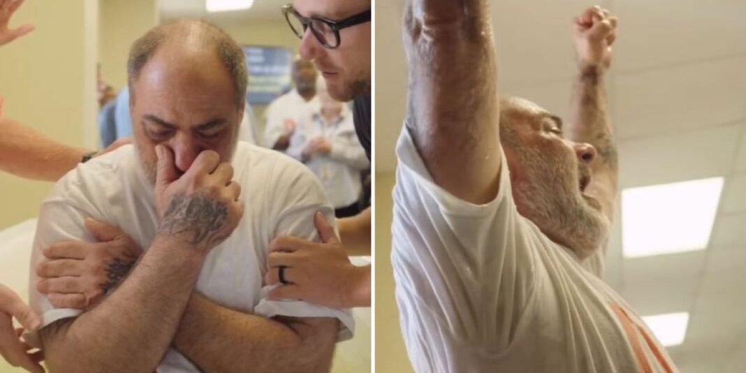 Detento em prisão dos EUA é batizado em banheira improvisada, demonstrando forte emoção.