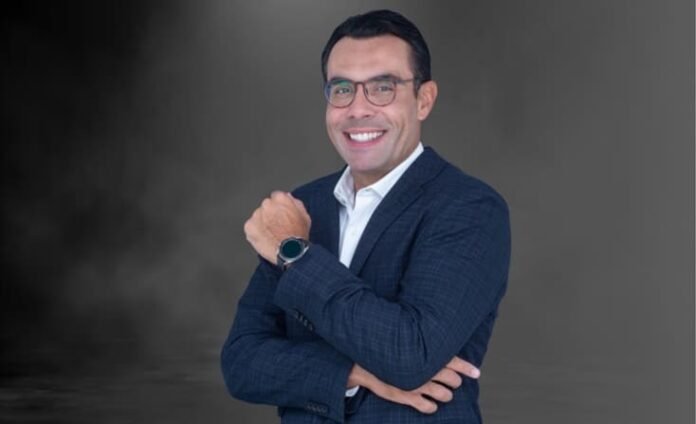 Livro antigo aberto exibindo textos bíblicos e diagramas científicos modernos