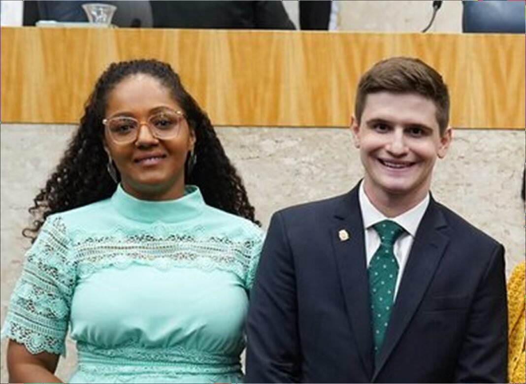 Vereadores em plenário na Câmara Municipal de São Paulo durante votação de proposta.