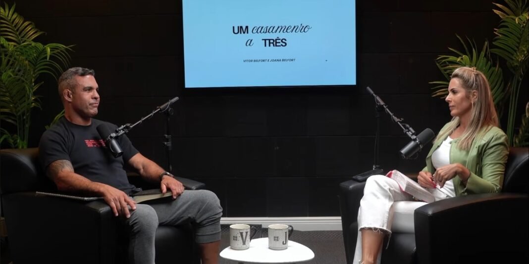 Casal cristão Vitor e Joana Belfort em um estúdio de podcast discutindo sobre casamento e temperamento.