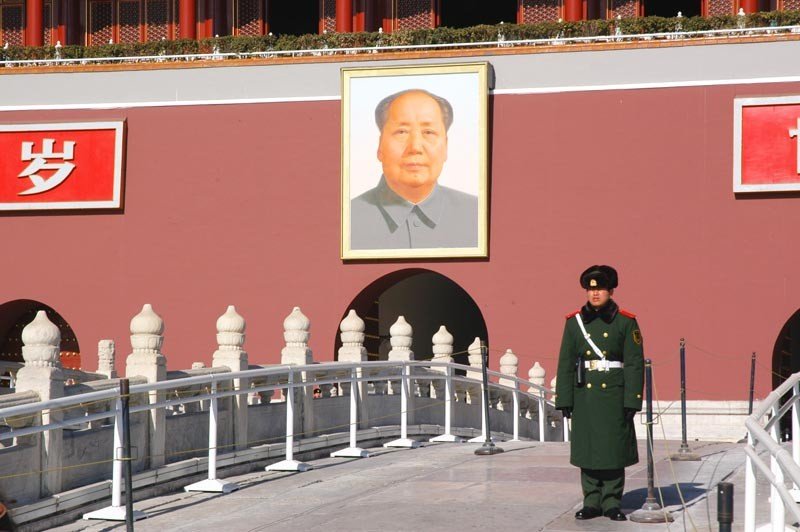 Manifestantes em frente a prédio governamental na China protestando por direitos étnicos e culturais.