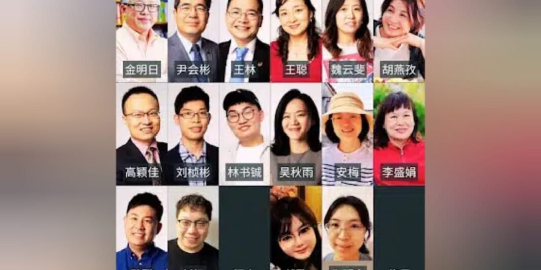 Advogados chineses saindo de um tribunal após ter licenças canceladas