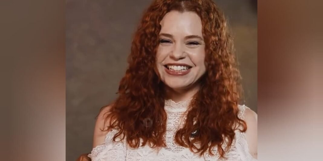 Mulher com expressão de alívio e gratidão em uma igreja após testemunhar a cura de um cisto ovariano.