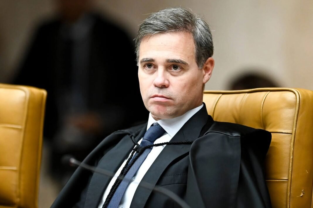 Documento oficial da CPI do INSS em destaque em sala de audiência