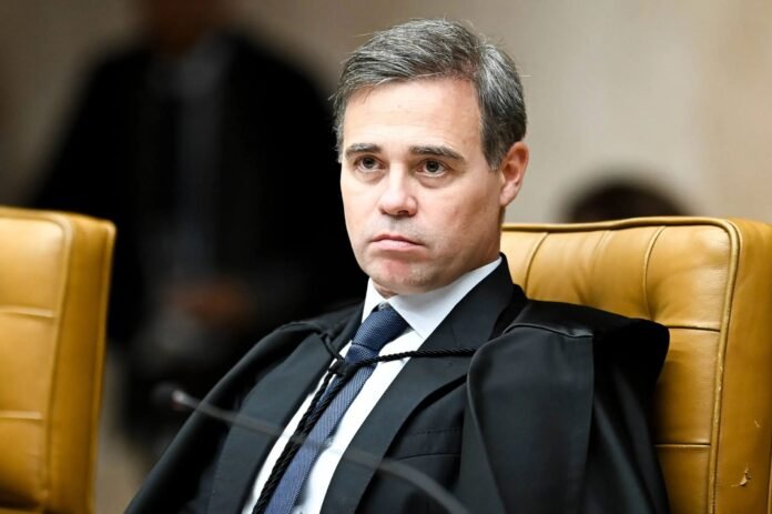 CPI do INSS: investigações sobre lavagem de dinheiro avançam Documento oficial da CPI do INSS em destaque em sala de audiência