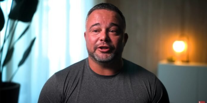 Kory Gordon, pastor e ex-criminoso, segurando uma Bíblia em uma cela de prisão.