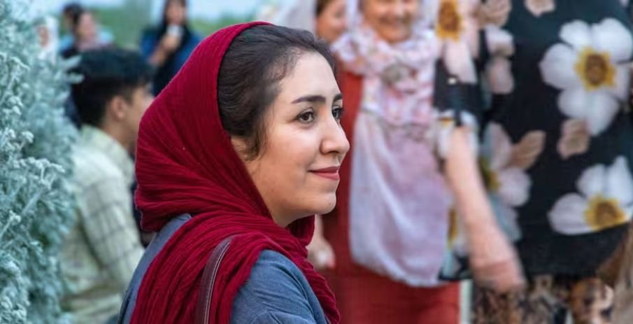 Cristãos iranianos compartilhando recursos escassos em meio a crise, com expressões de fé e preocupação.