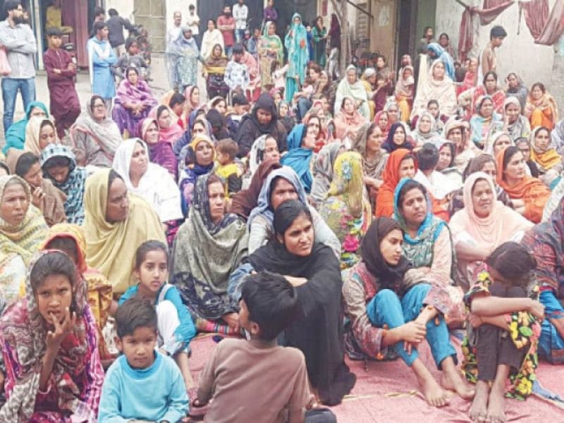 Famílias cristãs paquistanesas preocupadas em frente às suas casas em Islamabad.