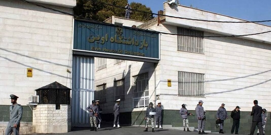Cela de prisão com um detento solitário no Irã, representando o risco e as más condições.