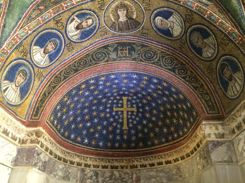 Grupo de iranianos reunidos em uma casa para um culto religioso secreto