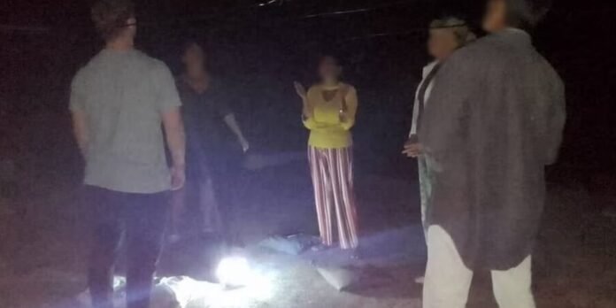 Família em Havana enfrenta apagões diários e escassez Família cubana em casa com pouca luz durante apagão