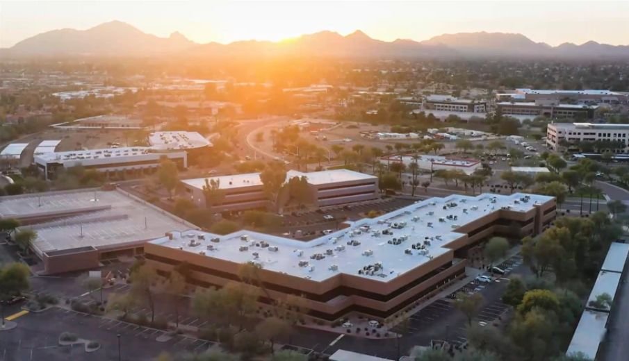 Complexo moderno da Trinity Church em Scottsdale, Arizona, com pessoas entrando e saindo.