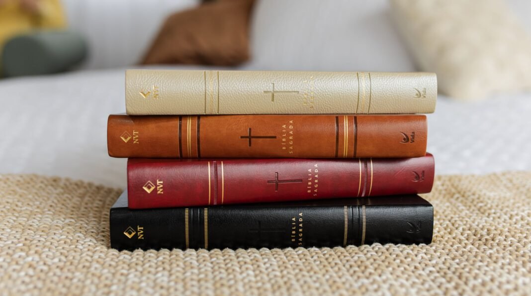 Bíblia aberta com mapa mental detalhado e palavras de Jesus destacadas em vermelho, em ambiente de estudo.