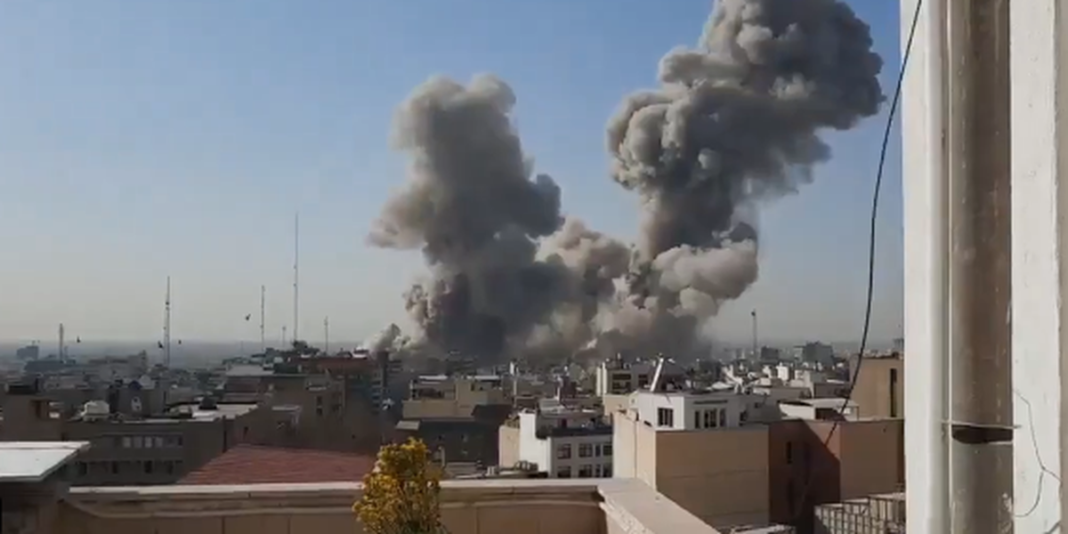 Coluna de fumaça intensa sobre Teerã após ataque militar conjunto de EUA e Israel