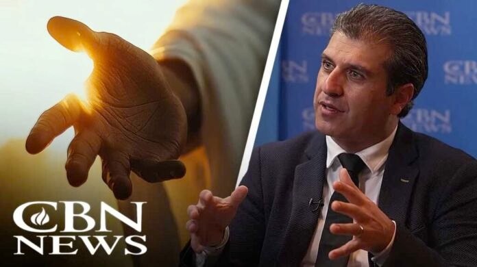 Shah Ahmadi, ex-muçulmano iraniano, olha para o horizonte após sua conversão ao cristianismo.